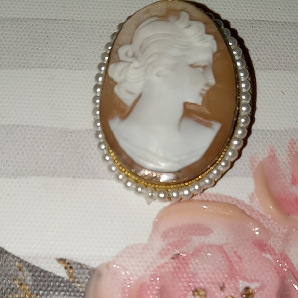 Elegant Cameo Brooch with Pearl Accents - Picture 1 of 6